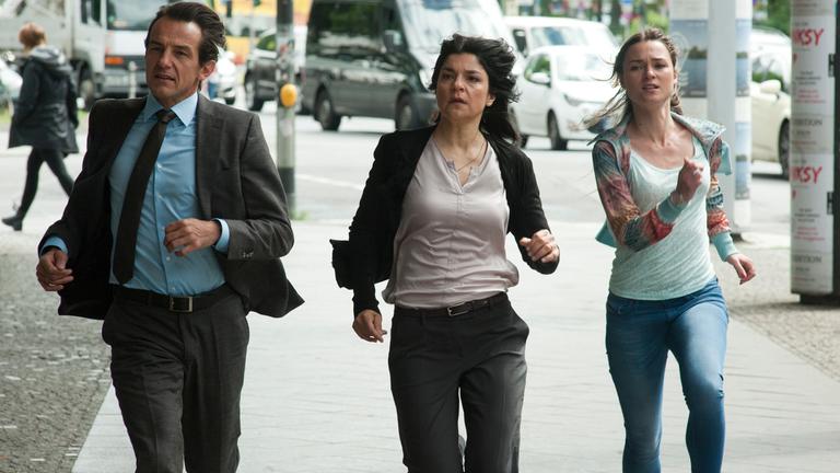 "Letzte Spur Berlin - Mordslust": Oliver Radek (Hans-Werner Meyer), Mina Amiri (Jasmin Tabatabai) und Lucy Elbe (Josephin Busch) rennen nebeneinander einen Bürgersteig entlang.