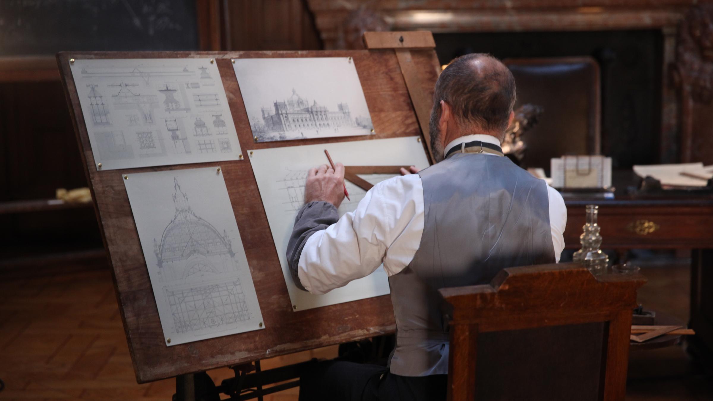 "Superbauten der Geschichte: Der Reichstag": Paul Wallot (Michael Moritz) sitzt am Reißbrett und zeichnet.