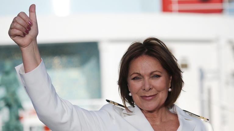 "Das Traumschiff - Spezial": Heide Keller als Chefstewardess Beatrice.