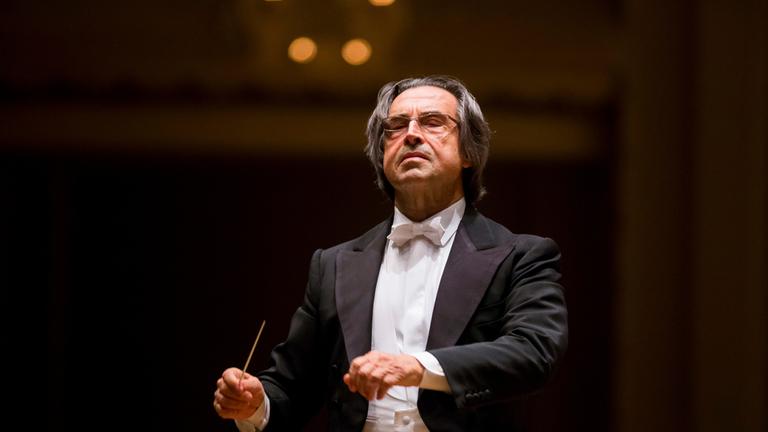 "Neujahrskonzert der Wiener Philharmoniker": Der Dirigent Riccardo Muti dirigiert mit geschlossenen Augen.