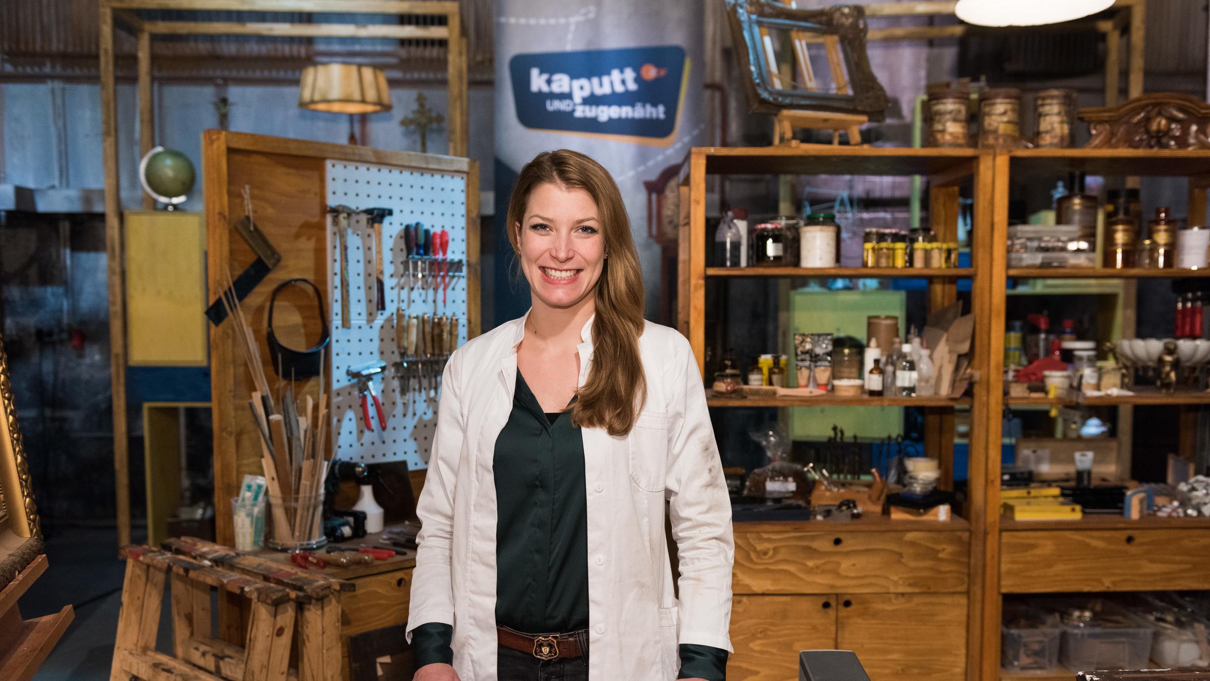 "kaputt und ... zugenäht!": Restauratorin Julia Pfeiffer.