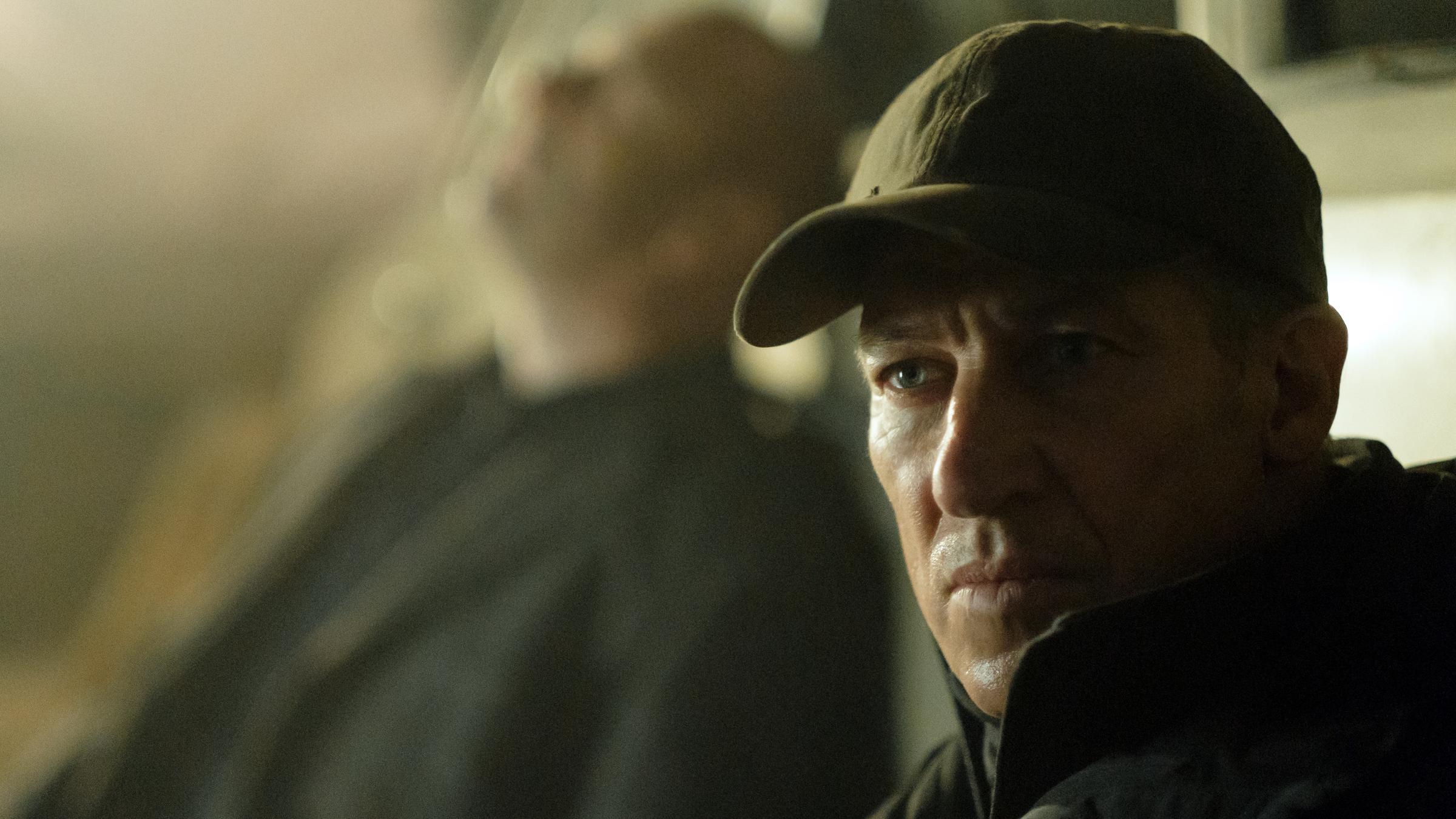 "Spuren des Bösen - Wut": Manfred Reiser (Tobias Morretti) hält ein Gewehr in der Hand, er sitzt mit Richard Brock (Heino Ferch) vor einem Auto.