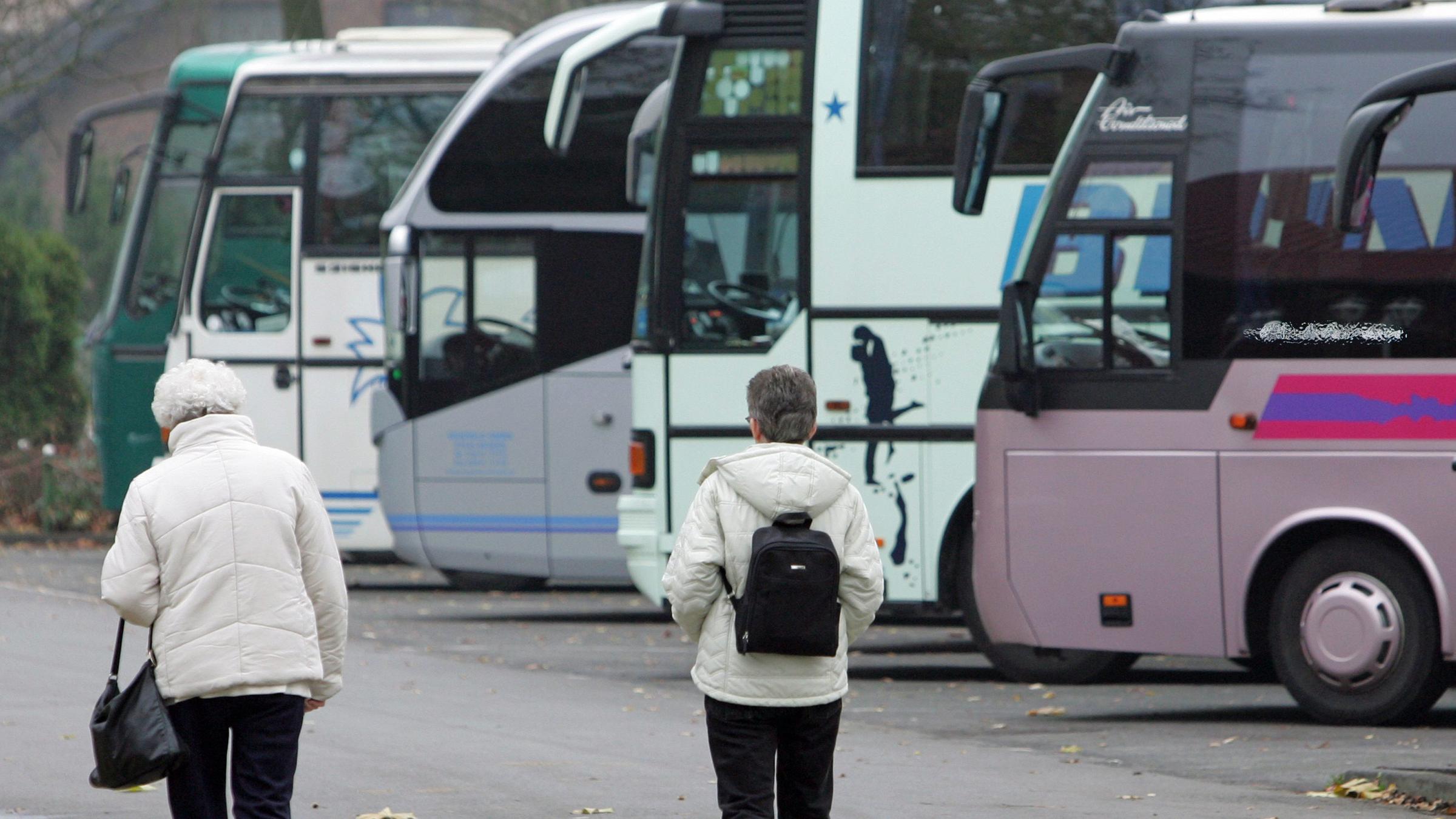 "ZDFzoom: Nachgezoomt 2018 - Was aus unseren Geschichten wurde": Zwei ältere Frauen gehen an parkenden Bussen entlang.
