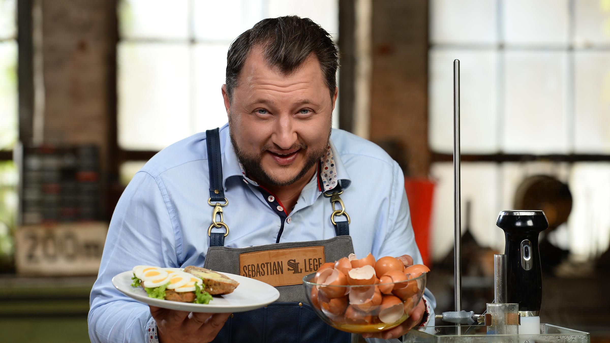 "ZDFzeit: Die Tricks der Lebensmittelindustrie (1)": Sebastian Lege zeigt ein belegtes Brötchen und Eierschalen
