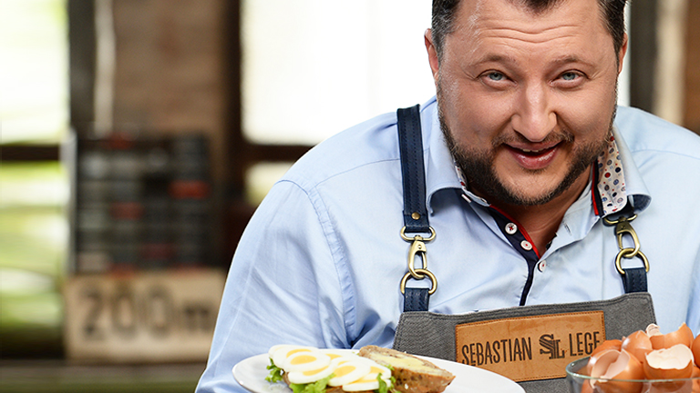 "ZDFzeit: Die Tricks der Lebensmittelindustrie (1)": Sebastian Lege zeigt ein belegtes Brötchen und Eierschalen