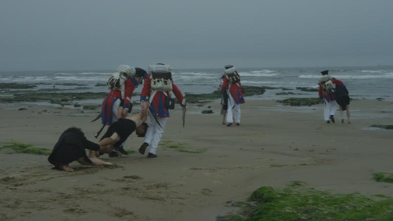"Terra X: Darwins Geheimnis - Die entführten Kinder der Beagle": Marineinfanteristen schleppen Männer über den Strand.