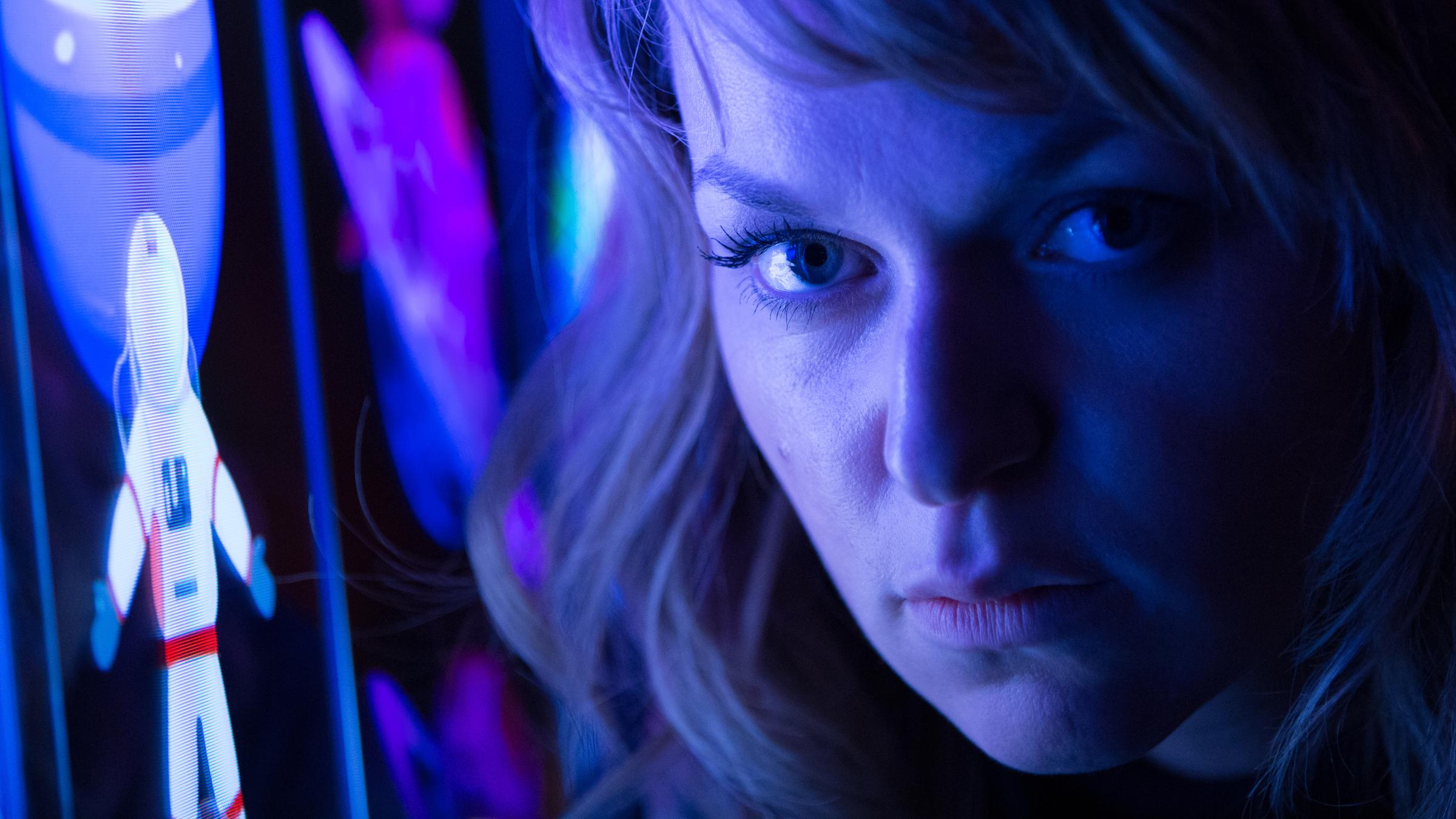 "Kommissarin Heller - Vorsehung": Großaufnahme im Schwarzlicht von Kommissarin Winnie Heller (Lisa Wagner).