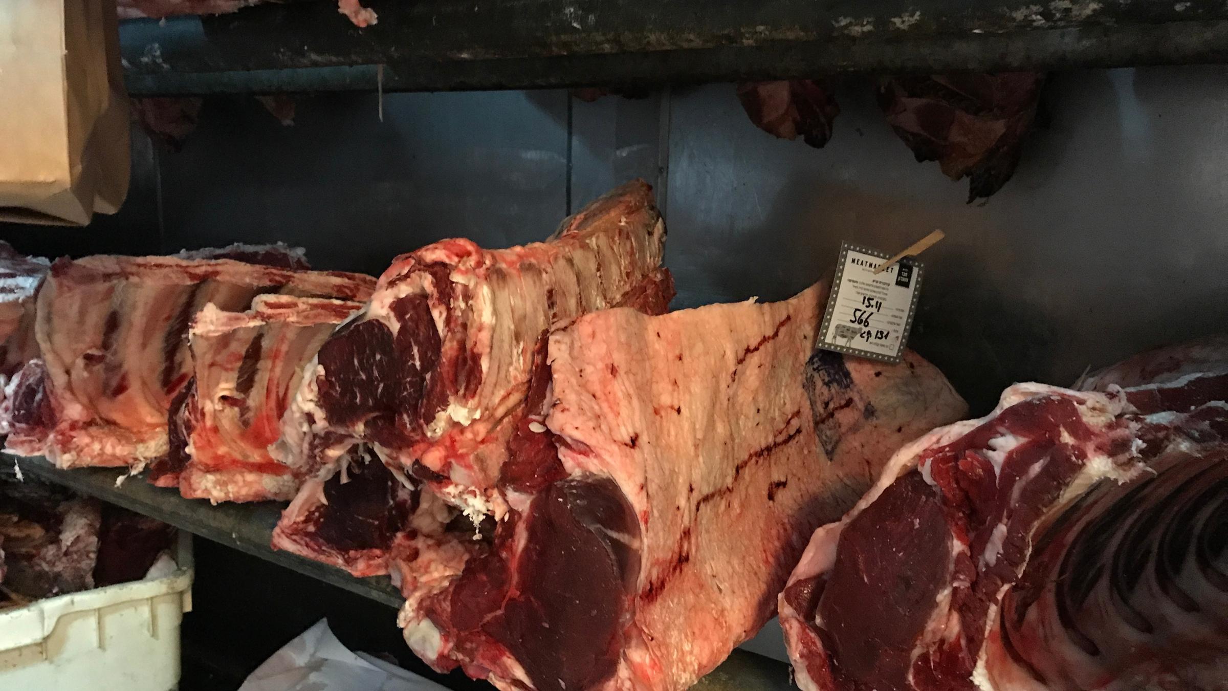 "planet e.: Steaks aus dem Brutkasten - Verändert Laborfleisch unseren Planeten?": Fleisch im Kühlregal.