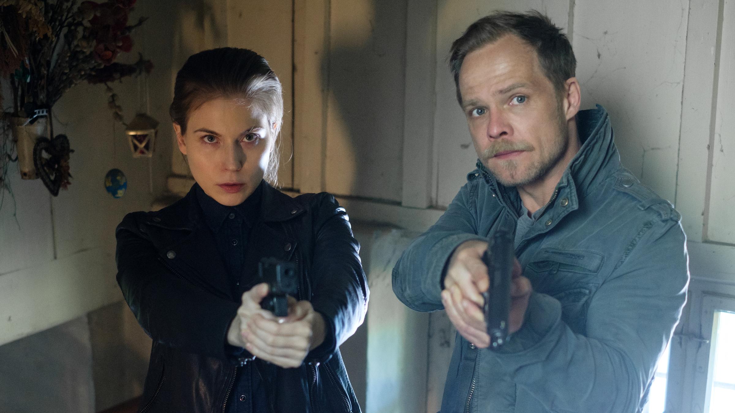 "Die Toten vom Bodensee - Der Wiederkehrer": Hannah Zeiler (Nora Waldstätten) und Micha Oberländer (Matthias Koeberlin) mit gezogenen Waffen in einem Haus.