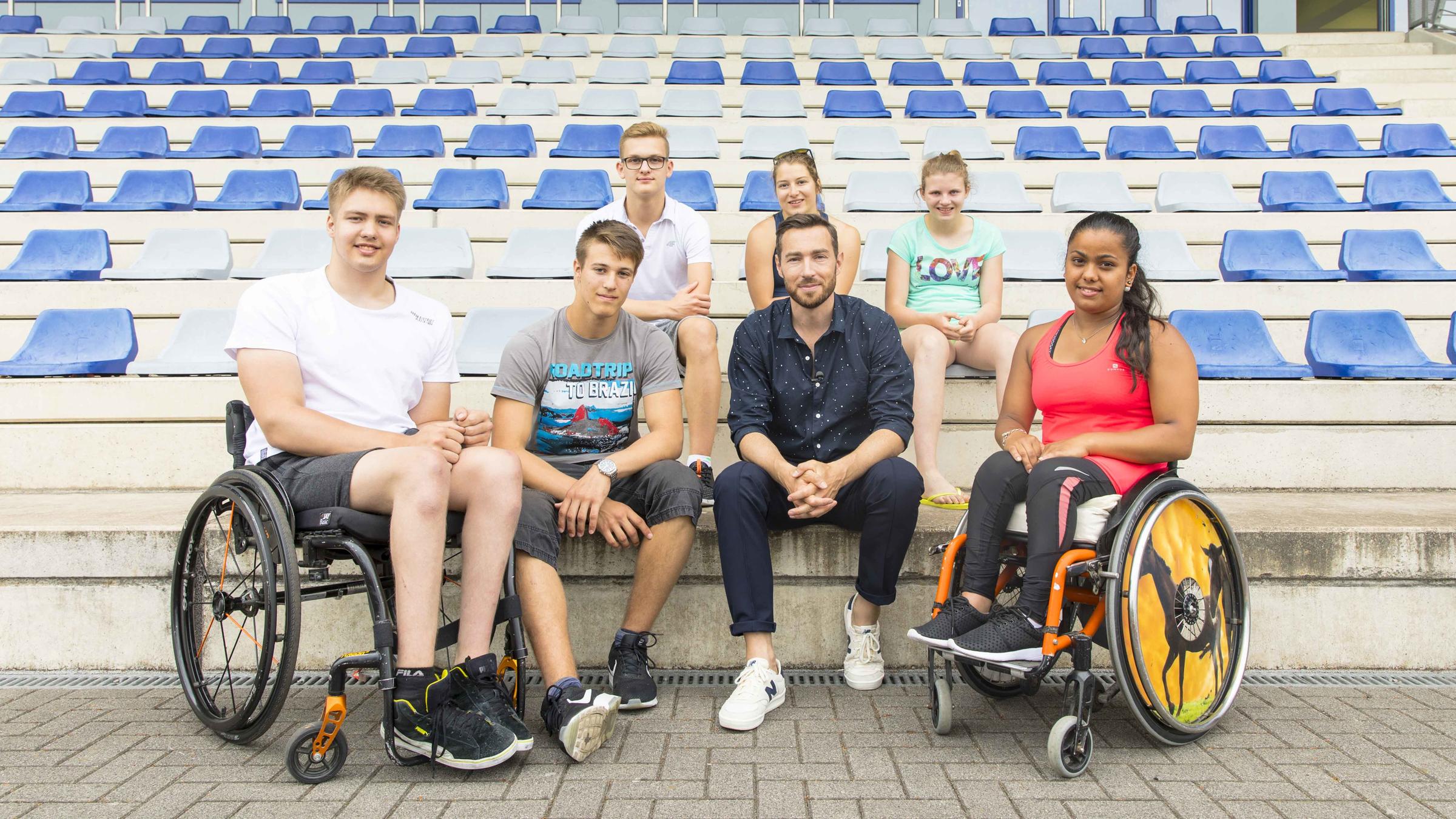 „ Nicht zu stoppen“: Gruppenbild sechs Athleten und ZDF Sportmoderator Sven Voss,