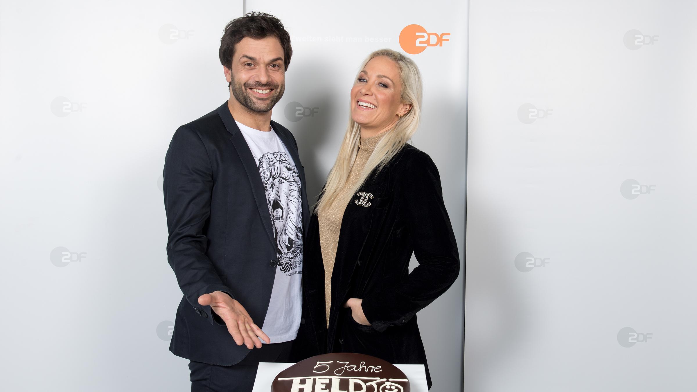 "Heldt: Jubiläum 5 Jahre": Die Schauspieler Kai Schumann und Janine Kunze posieren anlässlich des fünfjährigen Jubiläums der ZDF-Serie "Heldt" beim ZDF-Pressetag am 17.01.2018 in Köln mit einer Torte.