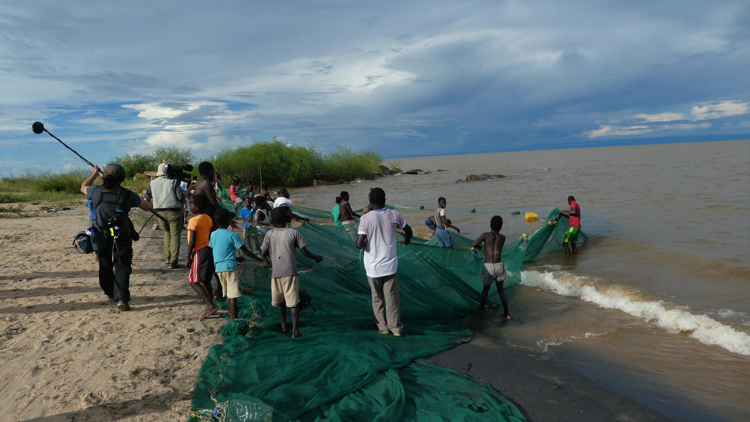 "planet e.: Leer gefischt – sind Afrikas Seen noch zu retten?": Fischer am Malawisee breiten ihre Netze aus. Ein Filmteam steht dabei.