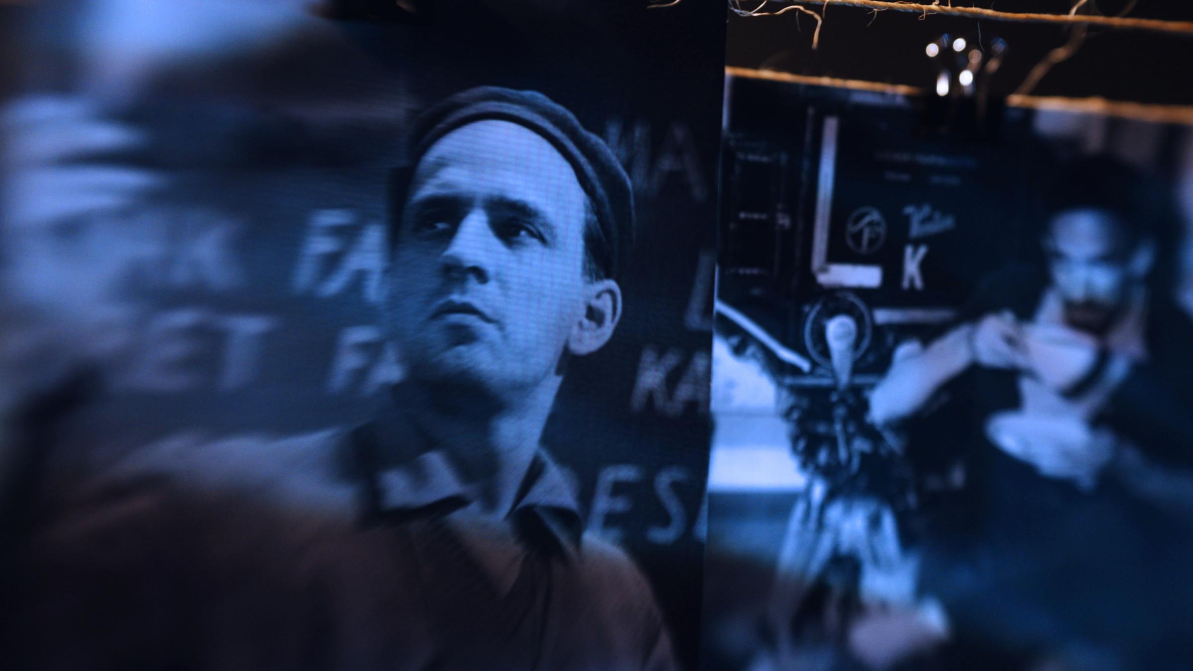 "Ingmar Bergman - Herr der Dämonen": Fotografie eines jungen Mannes (Ingmar Bergman) mit Mütze, an den Rändern leicht verschwommen.