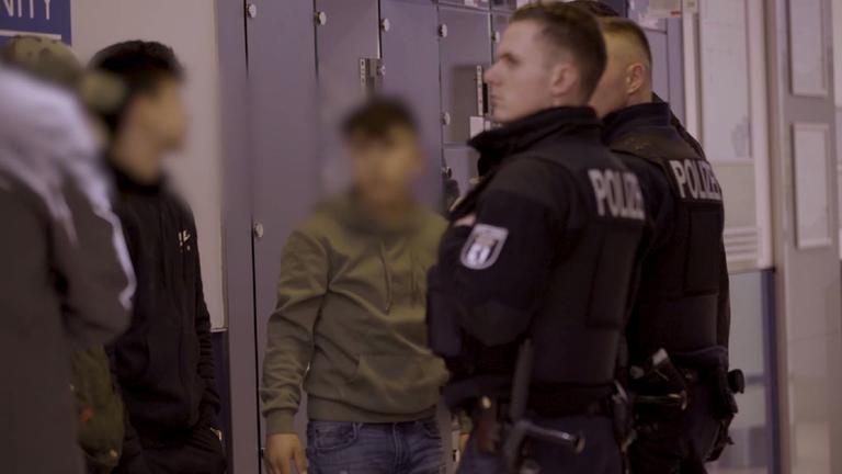 "Jung und kriminell - Strategien gegen Intensivtäter": Zwei Polizisten stehen vor drei jungen, straffällig gewordenen Jugendlichen.