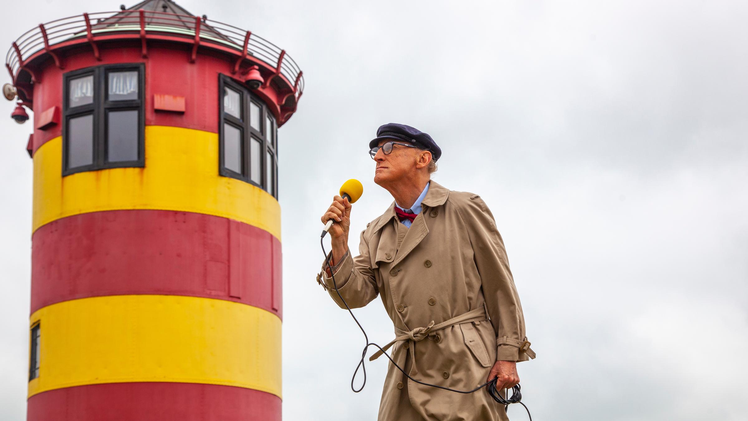 "Geheimakte Otto Waalkes - Harry Hirsch auf Spurensuche": Reporter Harry Hirsch (Otto Waalkes) vor dem Pilsumer Leuchtturm.