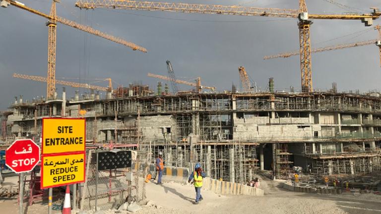 "Geheimes Katar - Ein Emirat auf WM-Kurs": Baustelle WM-Stadion, "Qatar Foundation Stadium".
