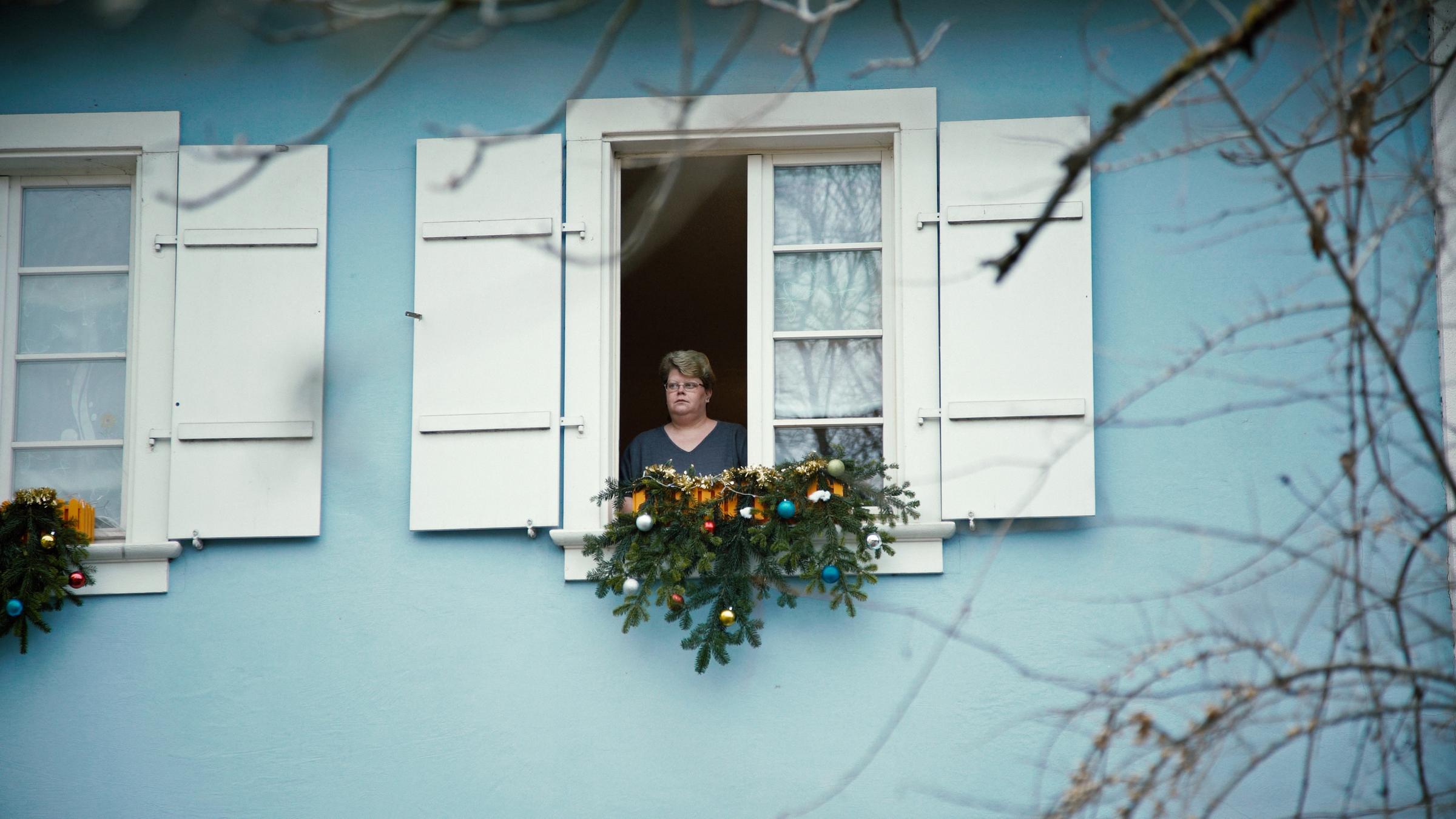 "37° Nur keine Panik! - Leben mit Angststörungen": Petra A. schaut aus einem geöffneten Fenster ins Freie.