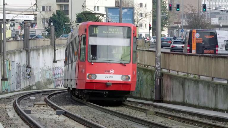 "ZDFzoom: Nächster Halt: Stress im Nahverkehr": Eine Straßenbahn fährt aus einer Unterführung heraus.