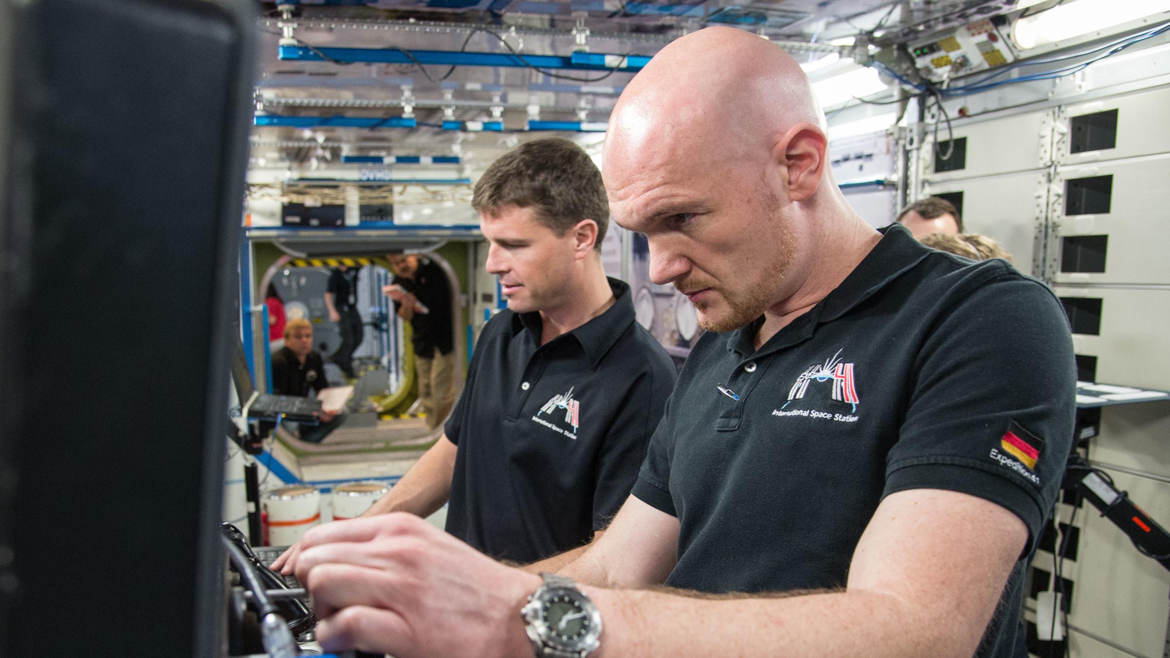 "ZDF.reportage: Mission Weltall: Das harte Training der Astronauten": Alexander Gerst und ein Kollege im Trainingsmodul der ISS in Köln.