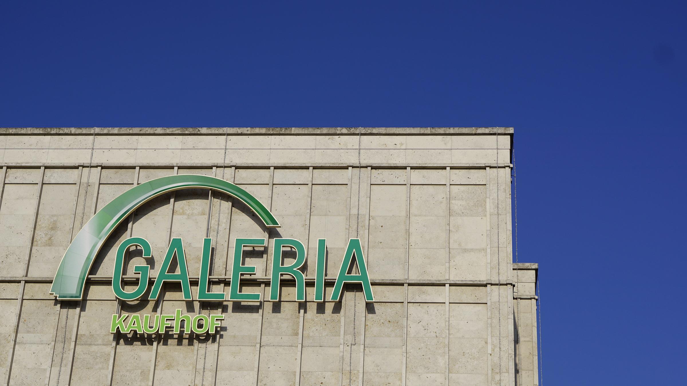 "Die Kaufhof-Story - Das Warenhaus im Qualitäts-Check": Gebäudeausschnitt mit dem Logo "Galeria Kaufhof".