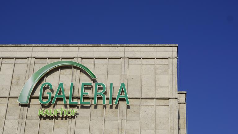 "Die Kaufhof-Story - Das Warenhaus im Qualitäts-Check": Gebäudeausschnitt mit dem Logo "Galeria Kaufhof".