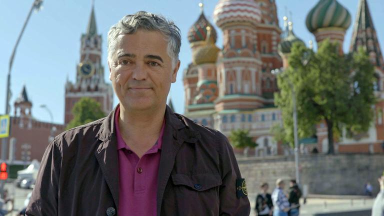 "Russlands Geheimnisse - Überraschendes aus dem WM-Gastgeberland mit Matthias Fornoff": Matthias Fornoff in Moskau vor dem Kreml und der Basilius-Kathedrale.