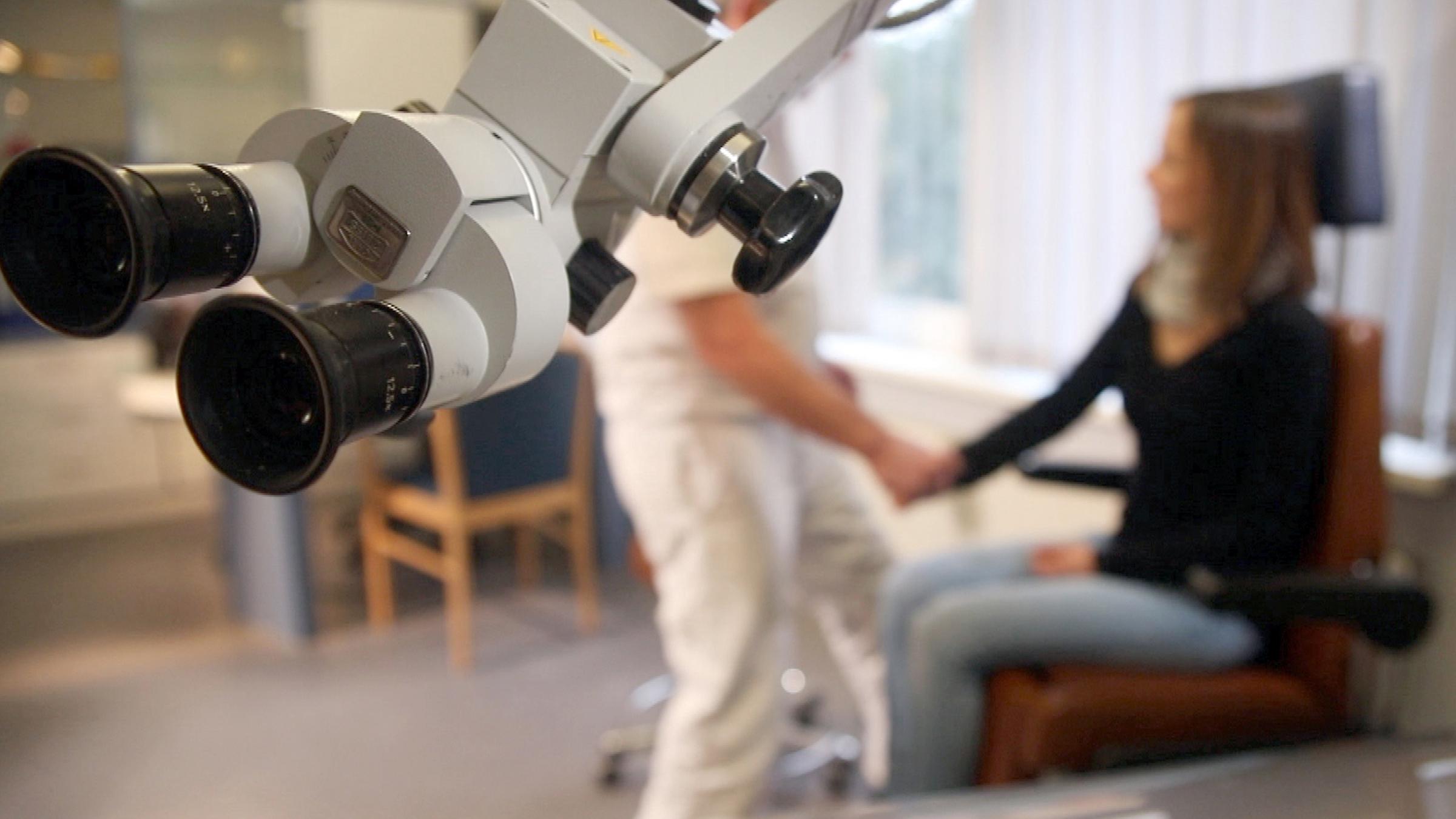 "Patienten im Visier - Ärzte zocken ab": Ein Augenarzt begrüßt seine Patientin mit Handschlag in der Praxis.