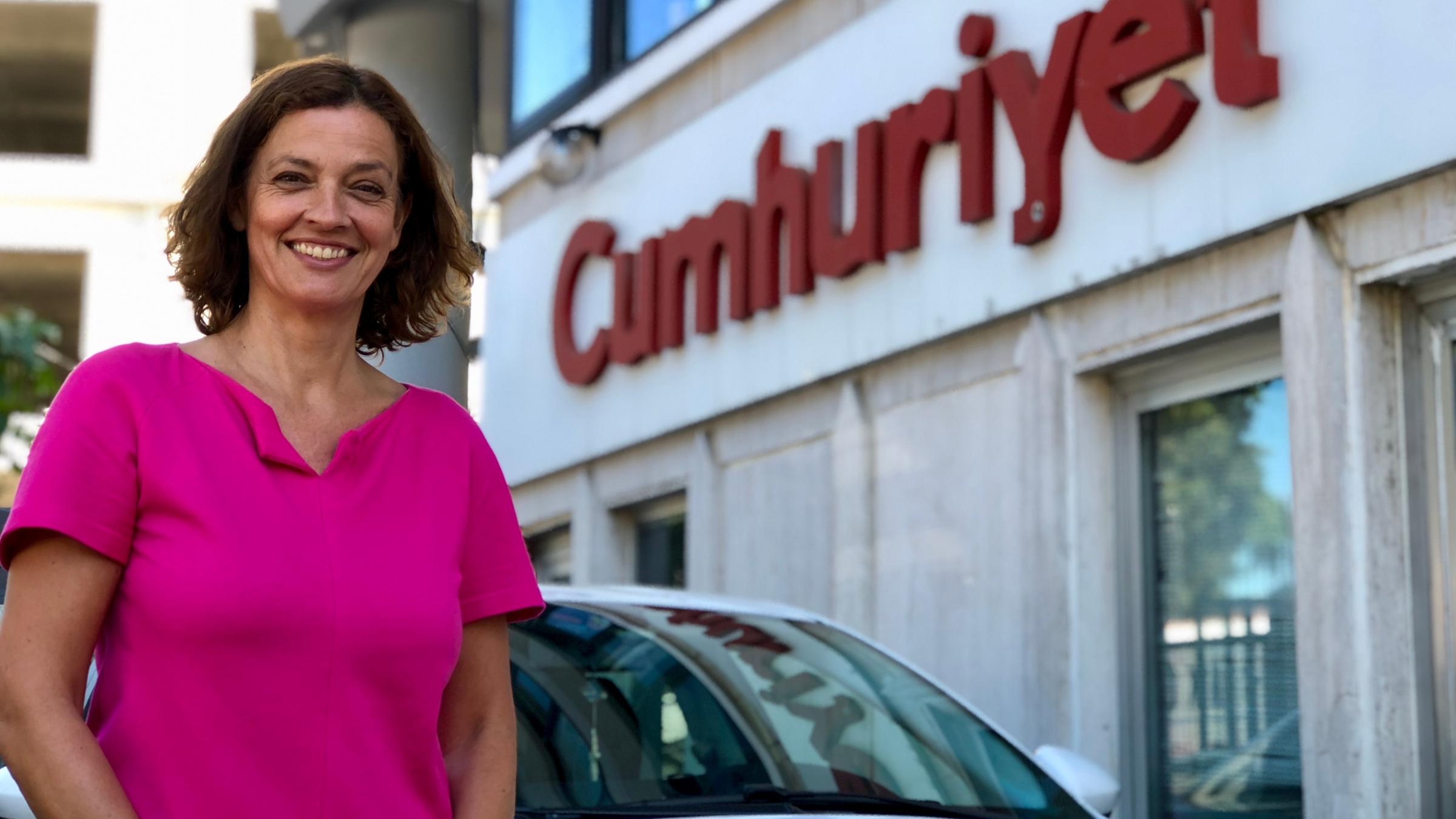 "auslandsjournal spezial: Machtprobe am Bosporus - Die Türkei vor der Wahl": Die Moderatorin Antje Pieper steht vor dem Gebäude eines türkischen Zeitungsverlages.