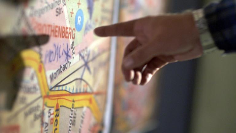 "ZDFzoom: Die Todesliste des NSU - Deutschland im Visier rechter Terroristen": Ein Finger zeigt auf eine Straßenkarte.
