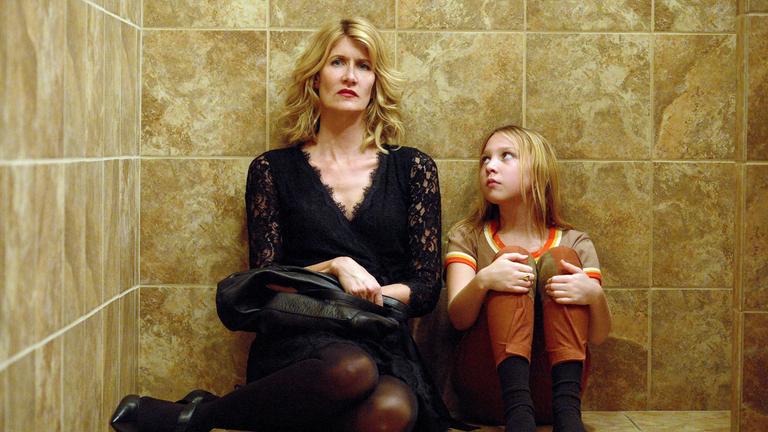 "The Tale": Jennifer (Laura Dern) und Jenny (Isabelle Nélisse) sitzen auf dem Boden einer öffentlichen Toilette. Jennifer schaut in die Kamera, Jenny schaut zu Jennifer hoch.