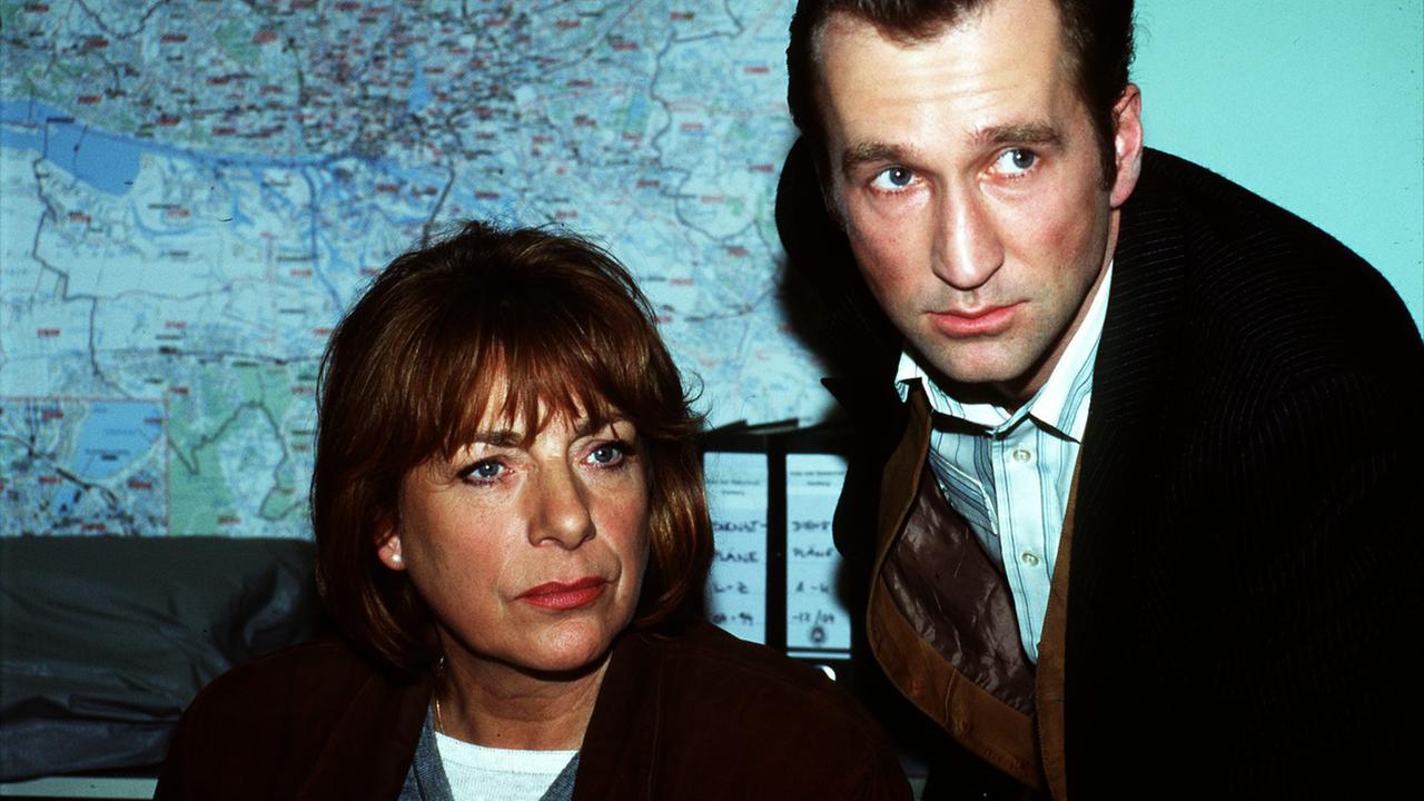 Bella Block - Liebestod (1995): Michael Beyer (Peter Lohmeyer), verhört einen Verdächtigen im Mordfall Schüler. Bella Block (Hannelore Hoger), die ihren Dienst eigentlich quittiert hat, mischt sich unaufgefordet in das Verhör ein.