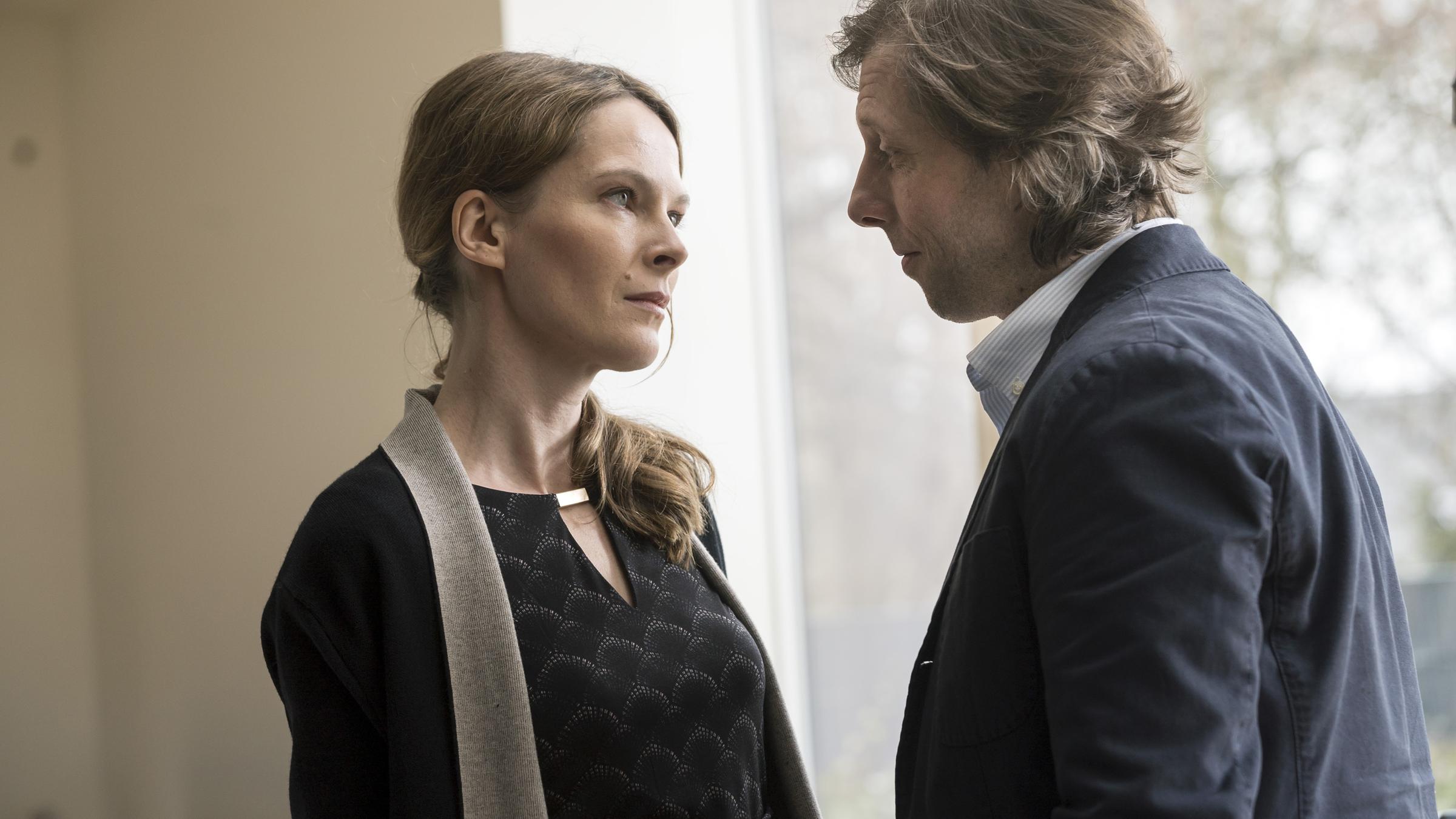 "Wilsberg - Prognose Mord": Hanna Lehnhoff (Katrin Bühring) und Ekki Talkötter (Oliver Korittke) stehen sich in einem Raum dicht gegenüber und schauen sich tief in die Augen.