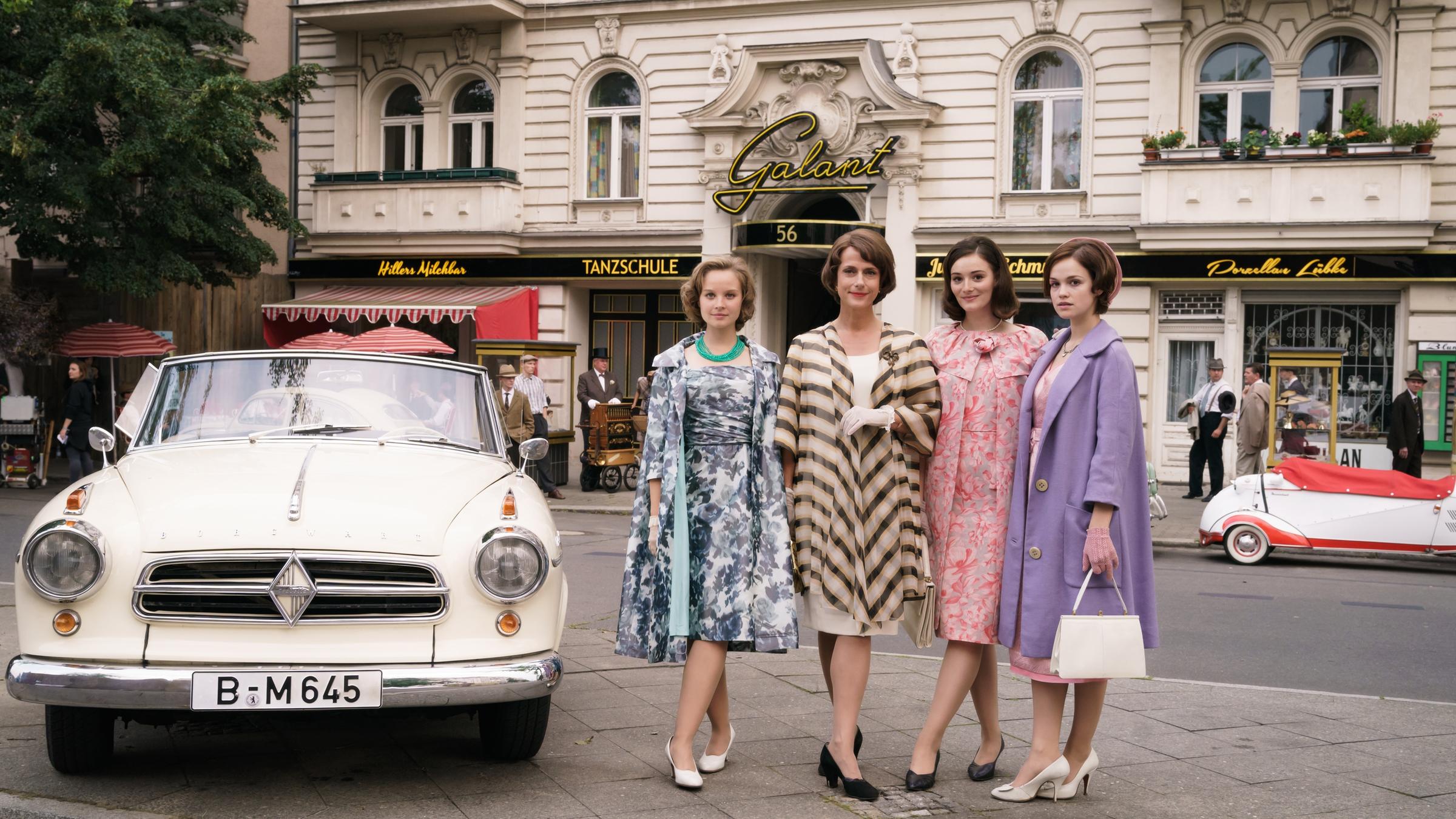"Ku'damm 59": Monika Schöllack (Sonja Gerhardt, l.),  Caterina Schöllack (Claudia Michelsen, m.l.), Helga von Boost geb. Schöllack (Maria Ehrich, m.r.) und Eva Fassbender geb. Schöllack (Emilia Schüle. r.)  vor der Tanzschule der Familie Schöllack.