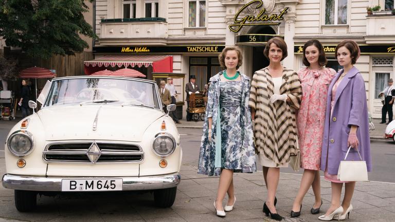 "Ku'damm 59": Monika Schöllack (Sonja Gerhardt, l.),  Caterina Schöllack (Claudia Michelsen, m.l.), Helga von Boost geb. Schöllack (Maria Ehrich, m.r.) und Eva Fassbender geb. Schöllack (Emilia Schüle. r.)  vor der Tanzschule der Familie Schöllack.