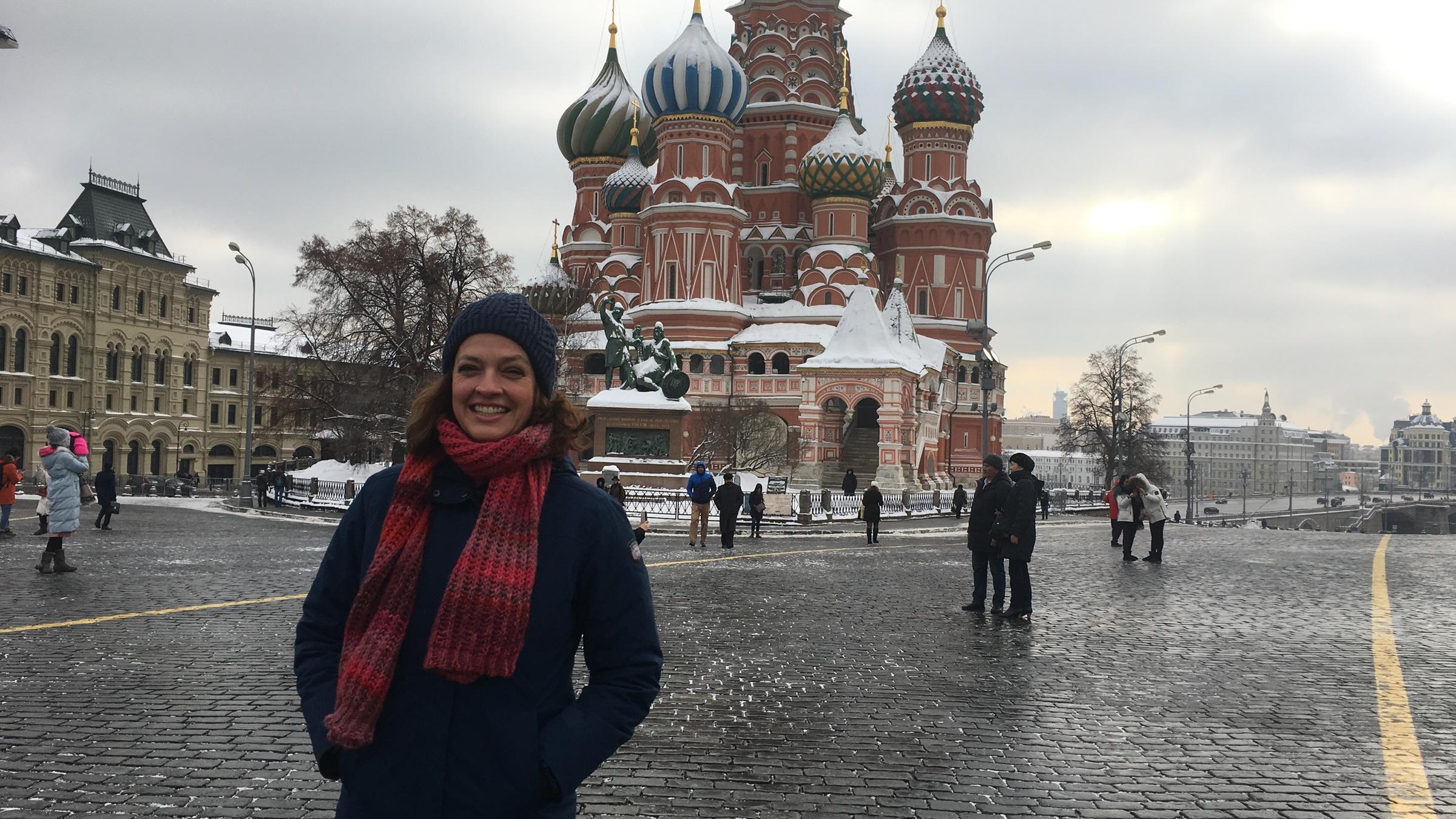 "auslandsjournal spezial: Das System Putin - Russland vor der Wahl": Moderatorin Antje Pieper vor der Basilius-Kathedrale in Moskau.