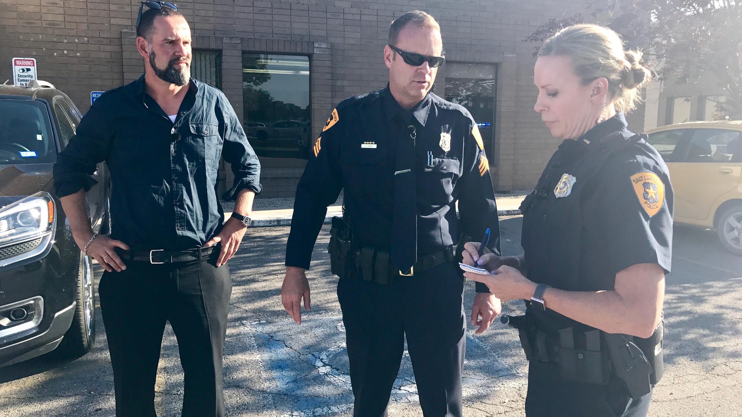 "Crime and Justice - Amerika hinter Gittern": Zwei amerikanische Polizisten stehen auf der Straße, daneben Thorsten Eppert