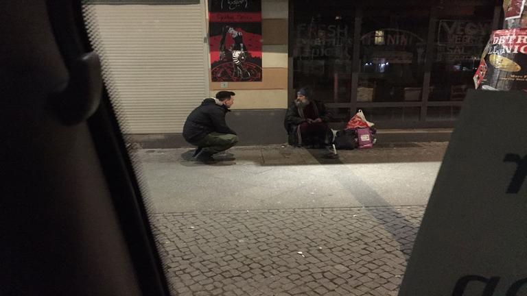 "ZDF.reportage: Ohne zuhause - Wohnungslos in Berlin": Aaron unterhält sich mit einem Obdachlosen.