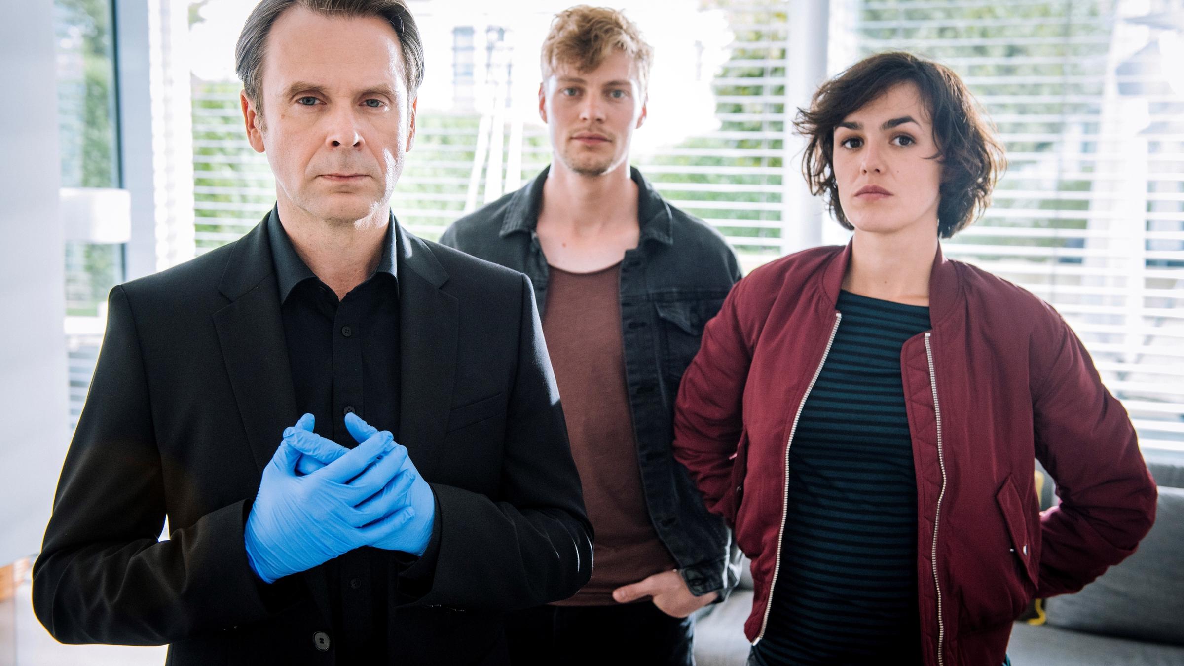 "Professor T.": Professor T. (Matthias Matschke), Daniel Winter (Andreas Helgi Schmid) und Anneliese Deckert (Lucie Heinze).