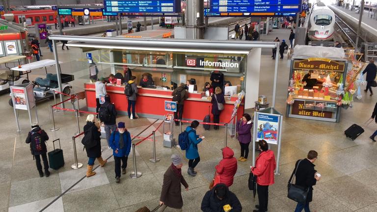 "ZDF.reportage: Deutschland XXL - München – Bahnhof der Superlative": Menschen warten am Schalter der DB-Information.