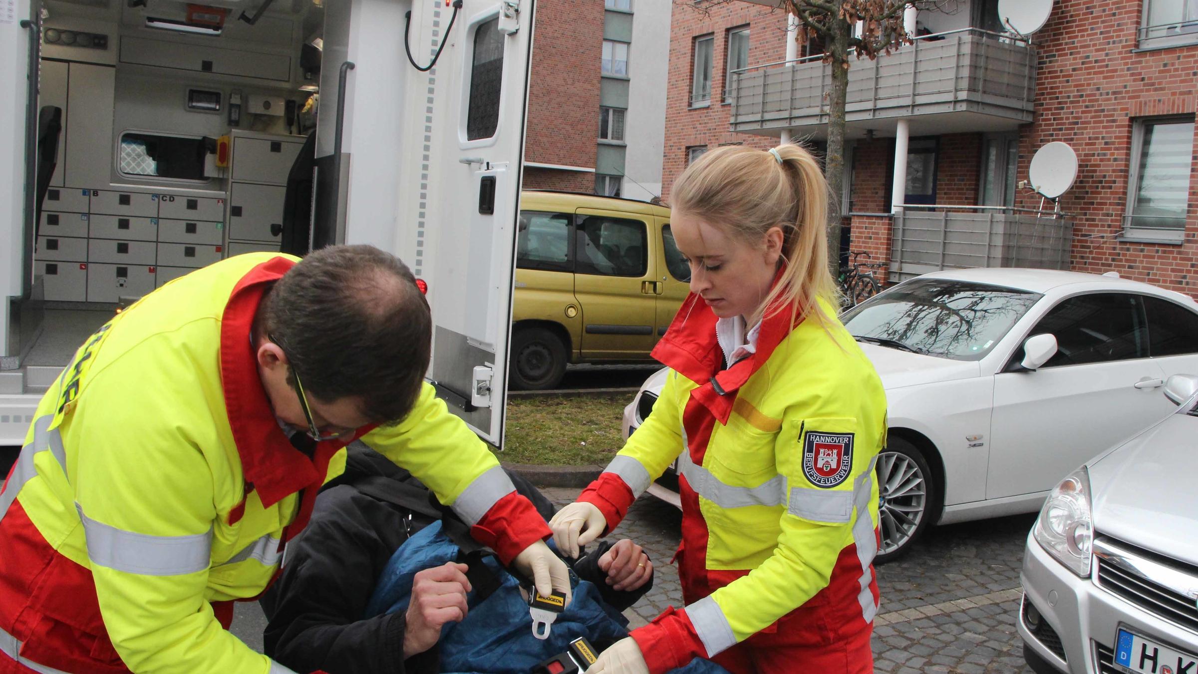 "ZDF.reportage: Bedroht, beschimpft, beleidigt! - Wenn Rettungskräfte zum Opfer werden"  Notfallsanitäter versorgen einen Verletzten auf der Straße.