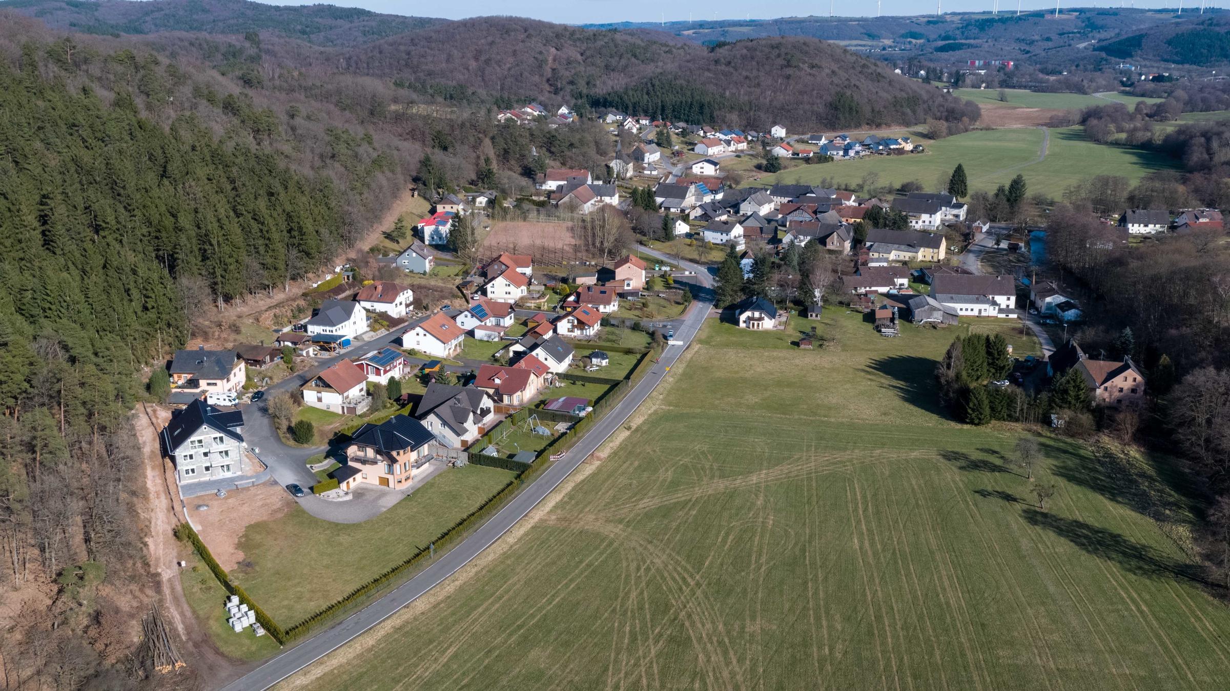 "ZDFzeit: Wo lebt es sich am besten?": Ortsgemeinde Ellweiler im Hunsrück aus der Luftperspektive.