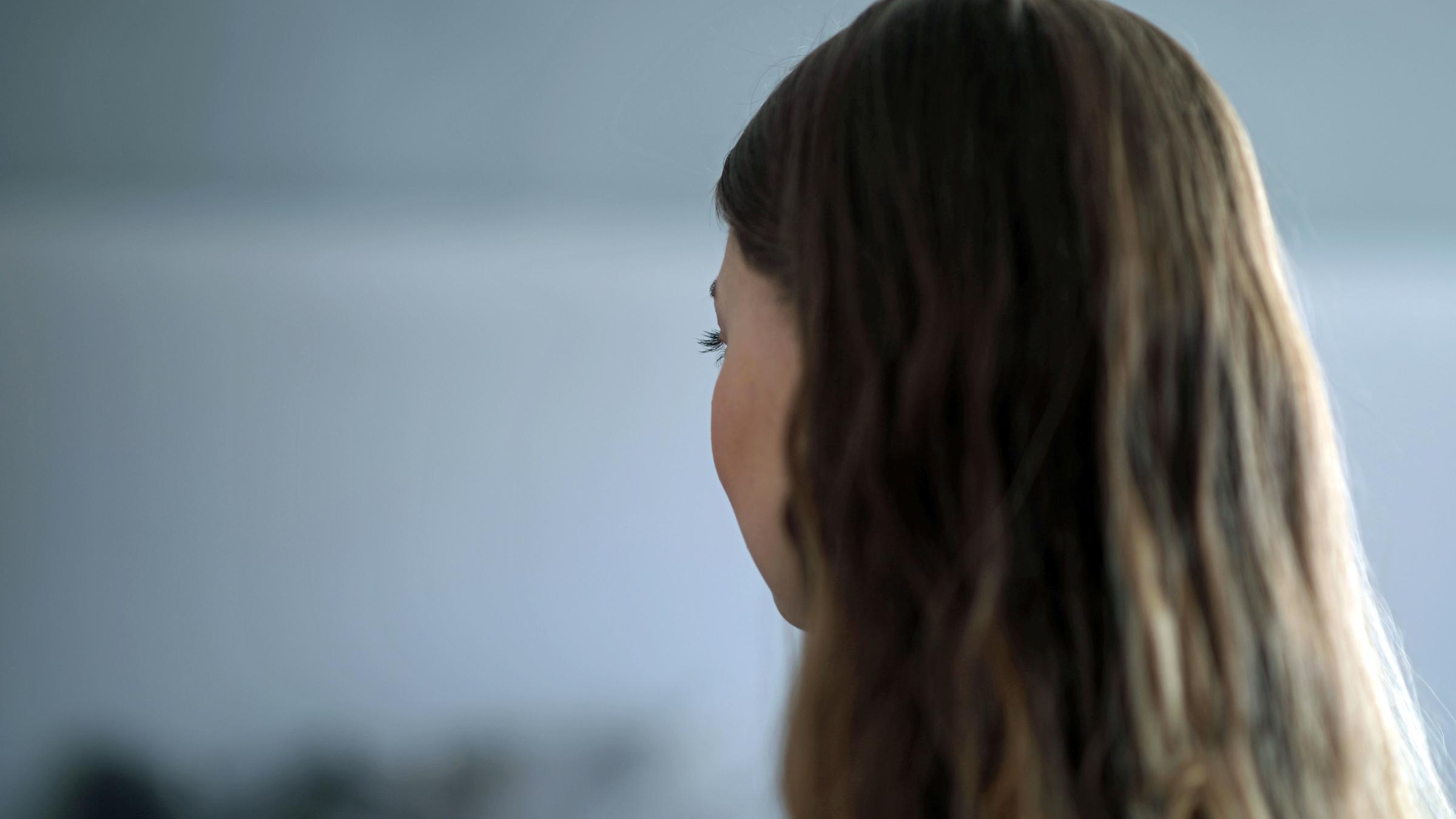 "ZDFzoom: #MeToo - Zwischen Anmache und Machtmissbrauch": Nahansicht einer Frau von seitlich hinten.