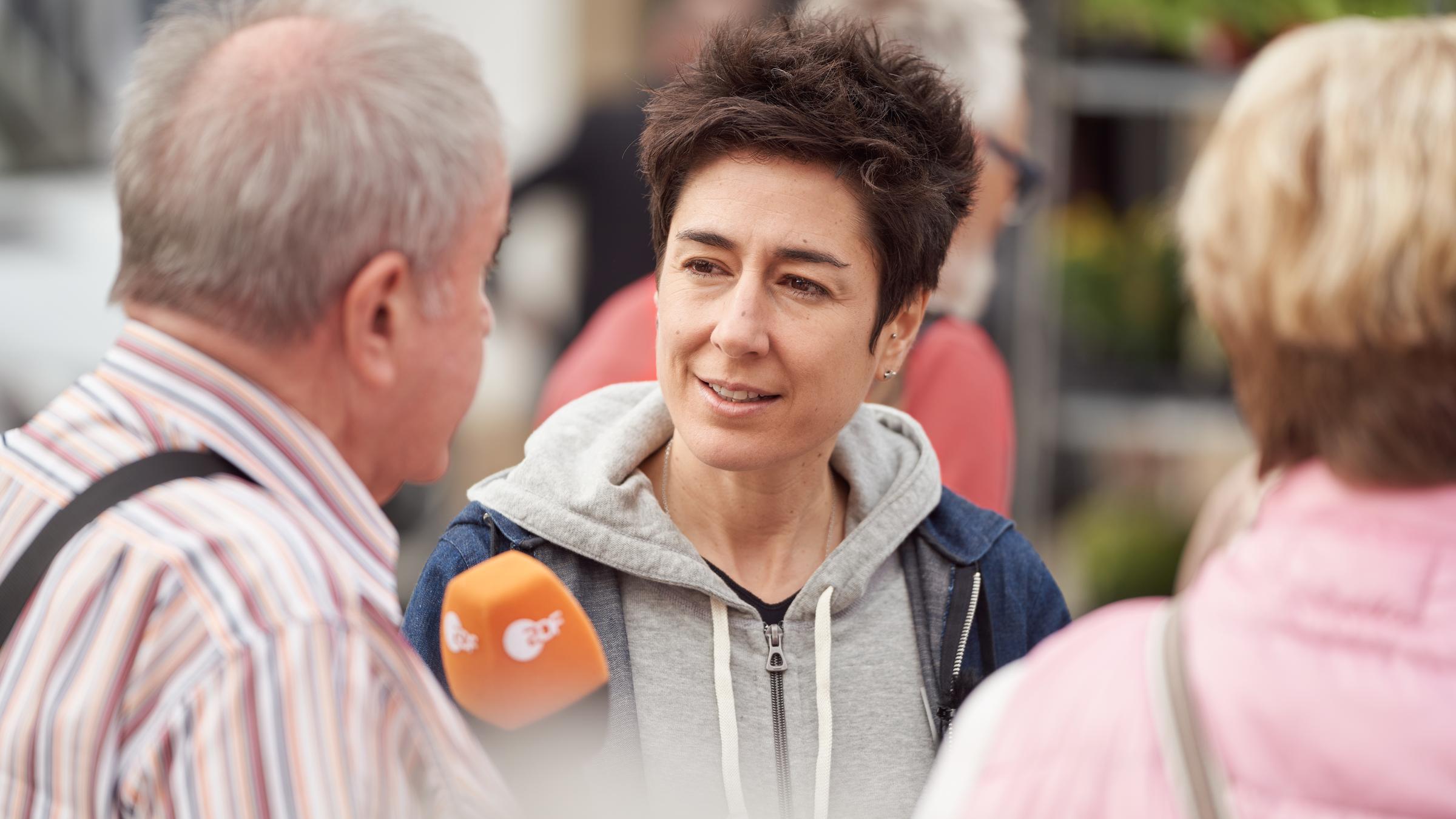 "ZDF Morgenmagazin": Klaus Bäuerle spricht in ein ZDF Mikrofon, das Dunja Hayali ihm hinhält.