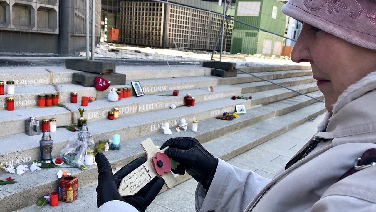 "Drei Frauen für den Frieden / Anstöße zum Katholikentag in Münster": Frederike Herrlich am Gedenkort des Attentats in Berlin. 