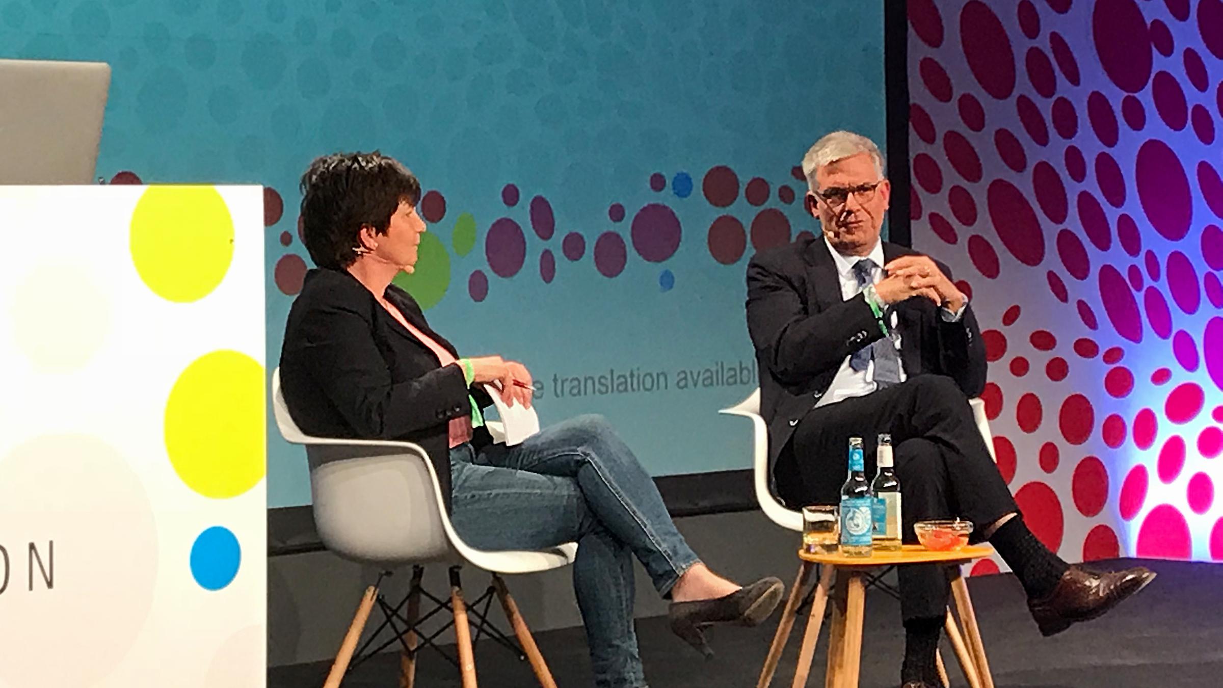 re:publica 2018 in Berlin: Moderatorin Ursula Weidenfeld und ZDF-Intendant Thomas Bellut diskutieren auf dem Podium
