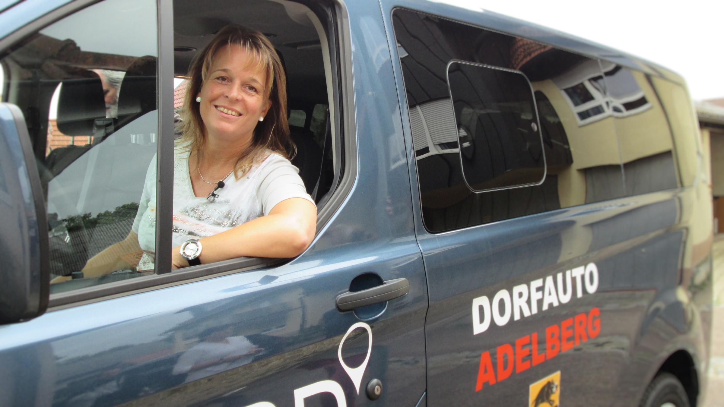 "ZDF.reportage: Chefin im Rathaus - Bürgermeisterinnen in Deutschland": Bürgermeisterin Carmen Marquardt sitzt im Dorfauto in Adelberg und lächelt durchs offene Fenster in die Kamera.