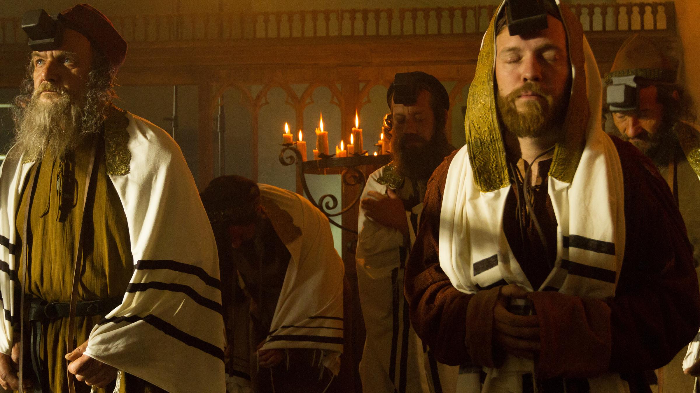 "Terra X: Exodus? - Eine Geschichte der Juden in Europa": Spielszene: Mehrere jüdische Männer stehen im Mittelalter in einer Synagoge.