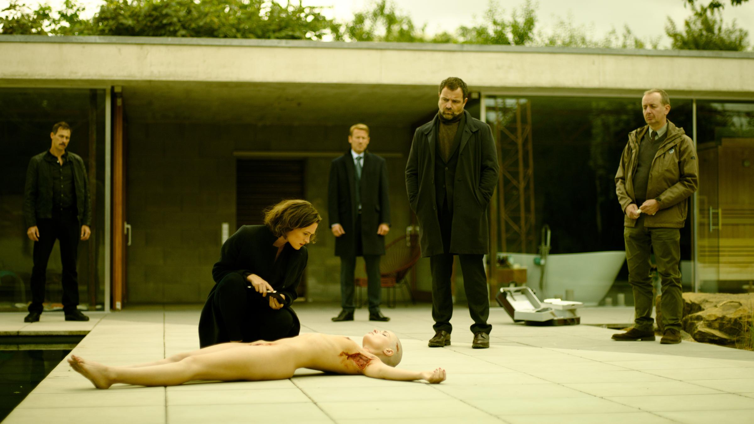 "Parfum": Brettschneider (Marc Hosemann), Nadja Simon (Friederike Becht), Grünberg (Wotan Wilke Möhring), Köhler (Juergen Maurer), Komparse