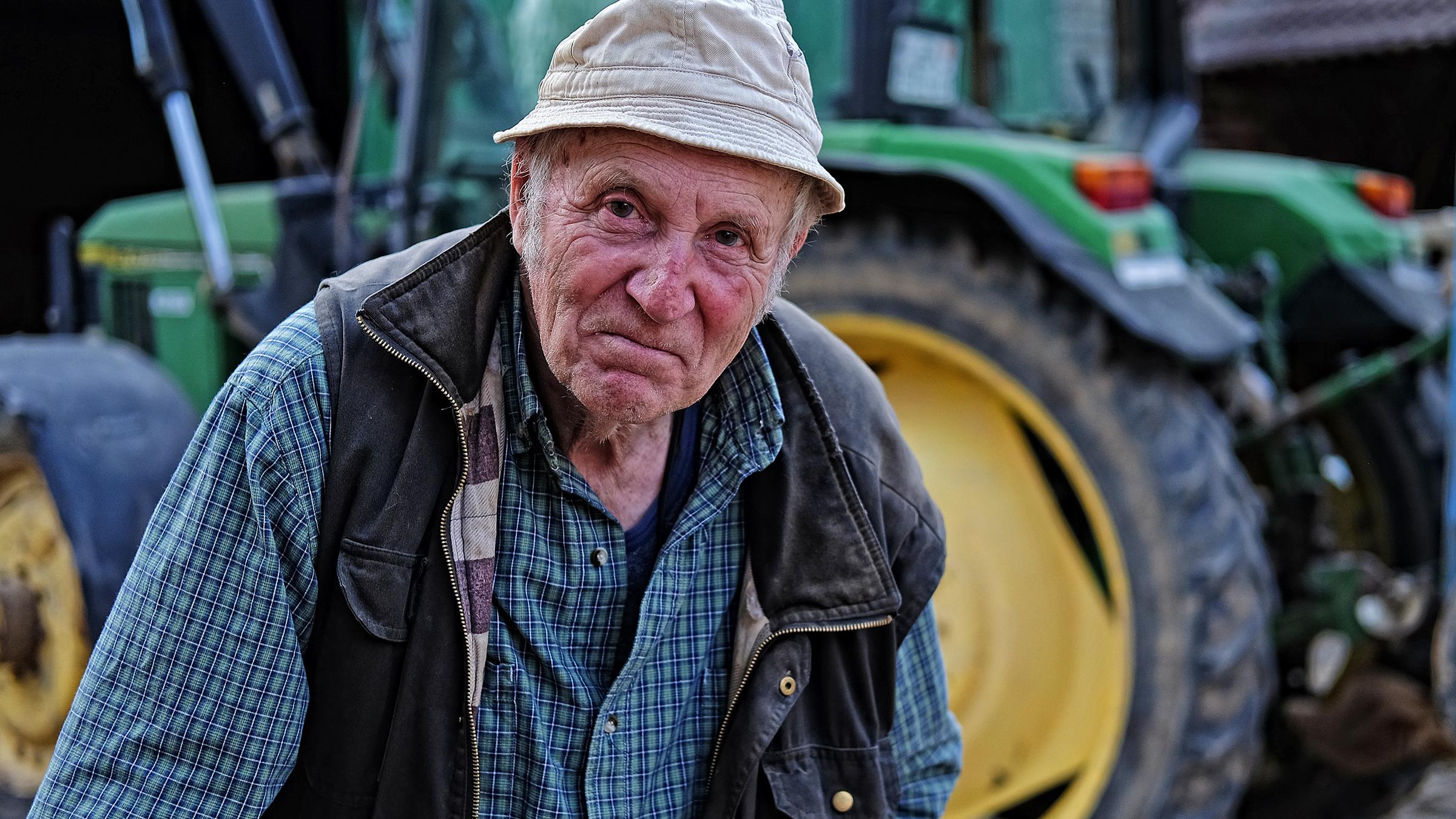"ZDF.reportage: Erst frei , dann pleite - Selbstständige in Not": Dieter B. vor seinem Traktor