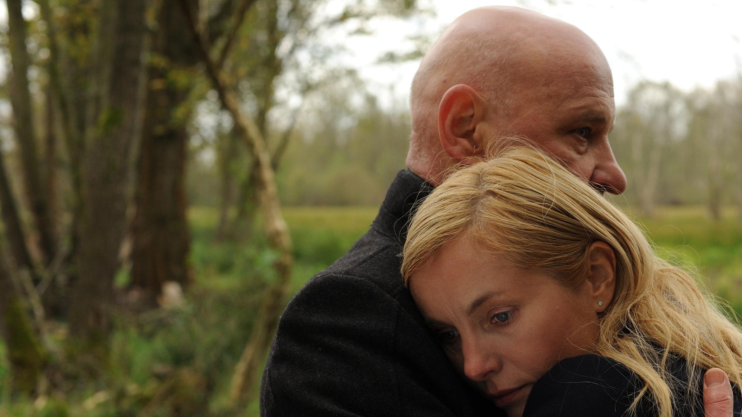 "Spreewaldkrimi - Tödliche Heimkehr":  sucht Schutz bei Kommissar Krüger (Christian Redl, r.) hält Tanja Bartko (Nadja Uhl, l.), die sich an seine Schulter lehnt, fest umarmt.